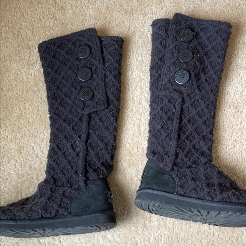 Black sweater Ugg boots